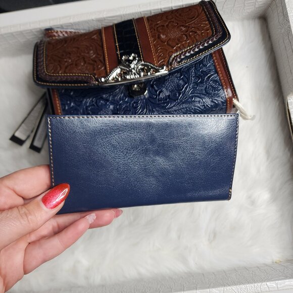 Vintage 90s MC Marc Chantal Navy and Brown Tooled Leather Crossbody bag - Picture 12 of 15